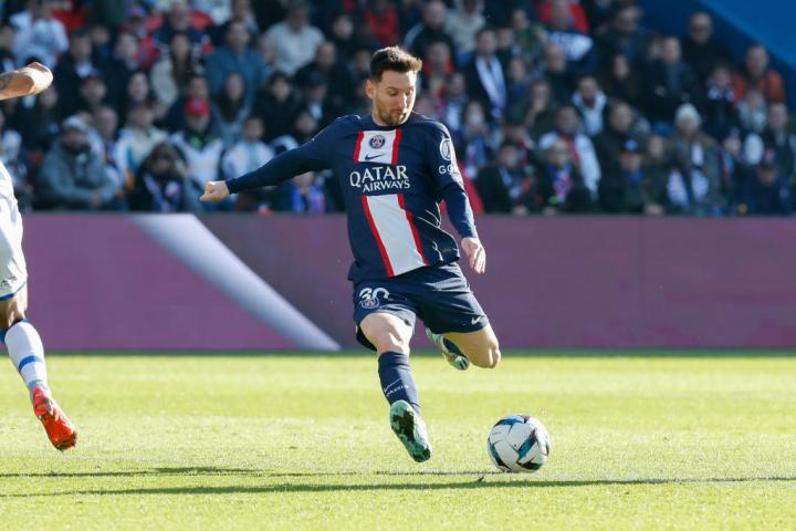 更是两大足 更是两大足